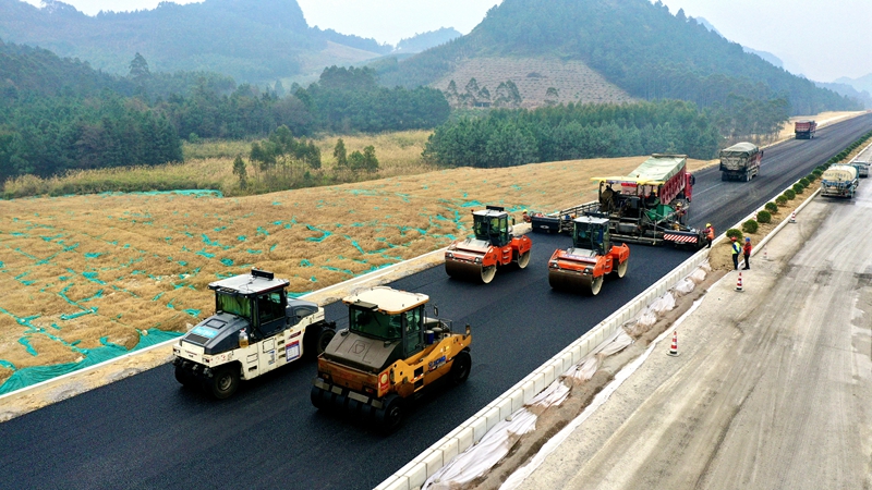 新柳南高速2标进行沥青路面摊铺_ABC看图.jpg